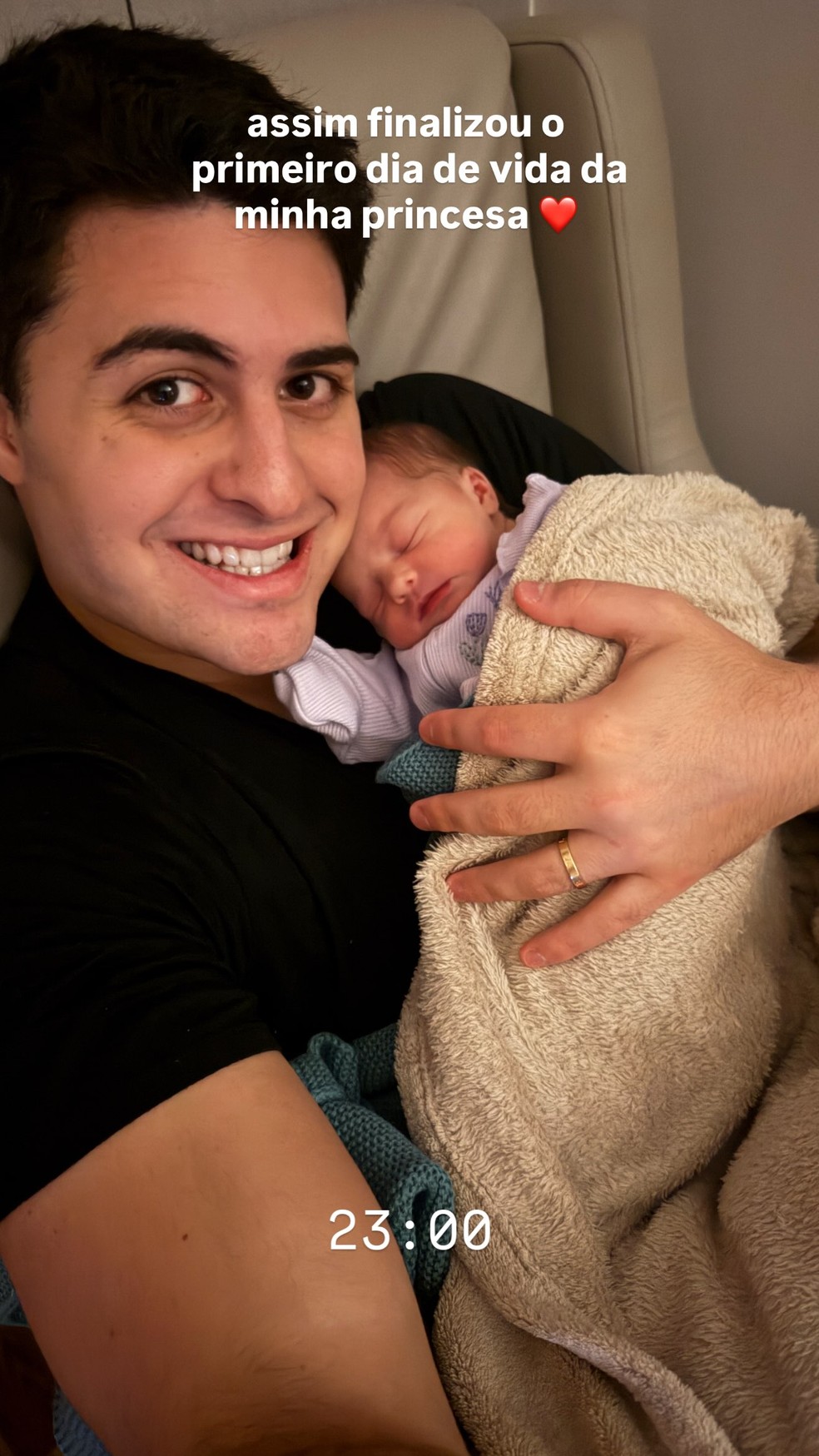 Luigi Cesar posta diário de parto de Luiza, sua filha com Júlia Vieira — Foto: Reprodução/Instagram