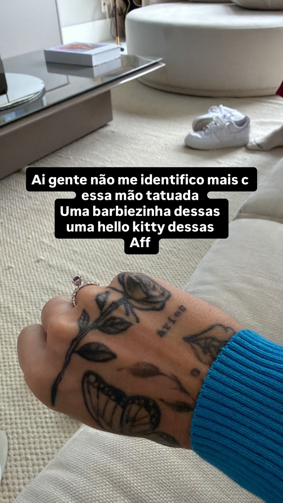 Karoline Lima mostra novo anel e fala de tatuagens nas mãos — Foto: Reprodução/Instagram