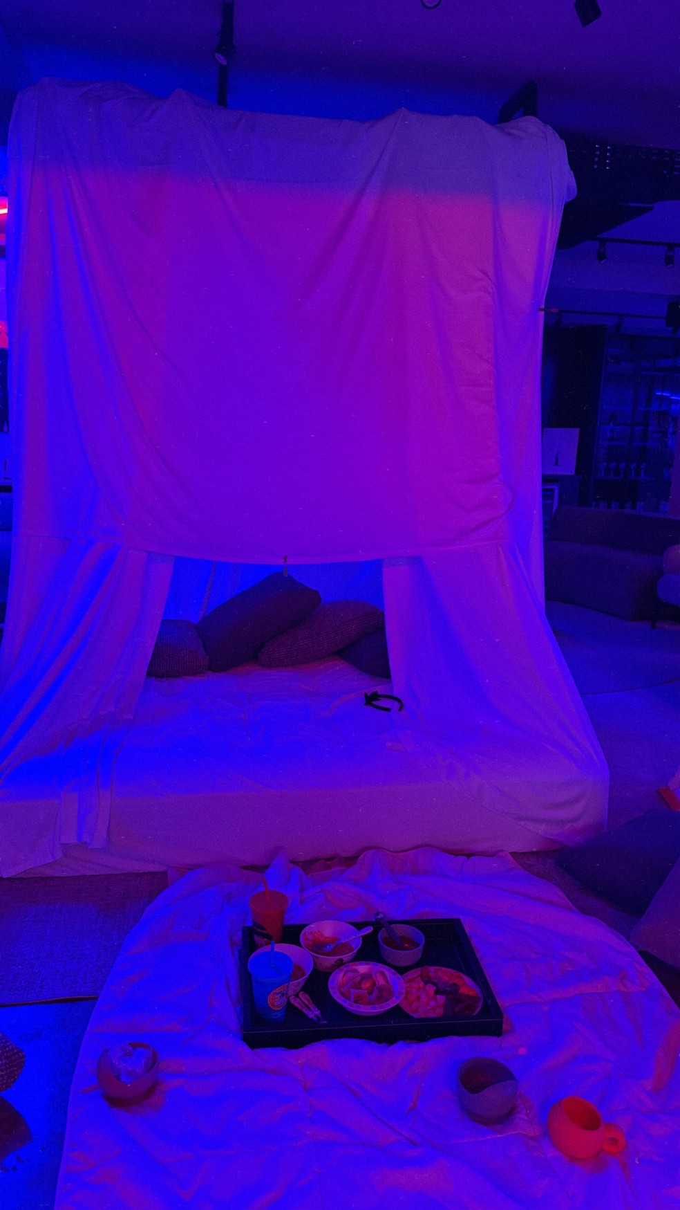 Bruna Biancardi, Neymar, Mavie e Mel curtem noite do pijama com cabana e pizza — Foto: Reprodução/Instagram