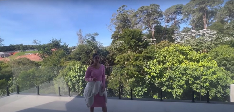 Mariely Santos e André Santis mostram mansão do casal — Foto: Reprodução/YouTube