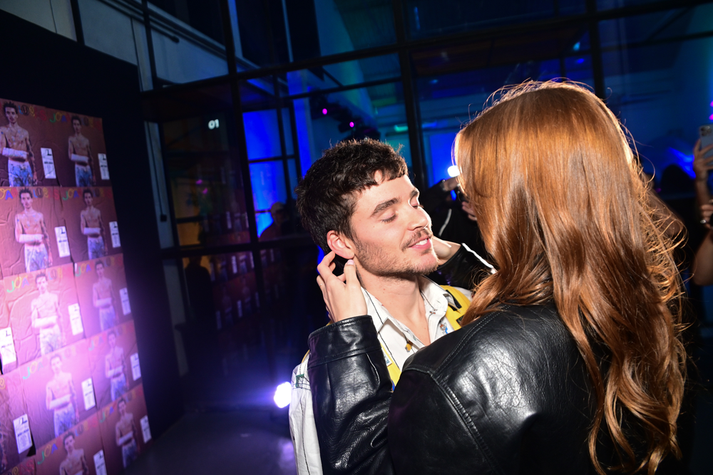 jo-o-lucas-troca-beijos-com-sasha-e-recebe-marquezine-em-lan-amento-de