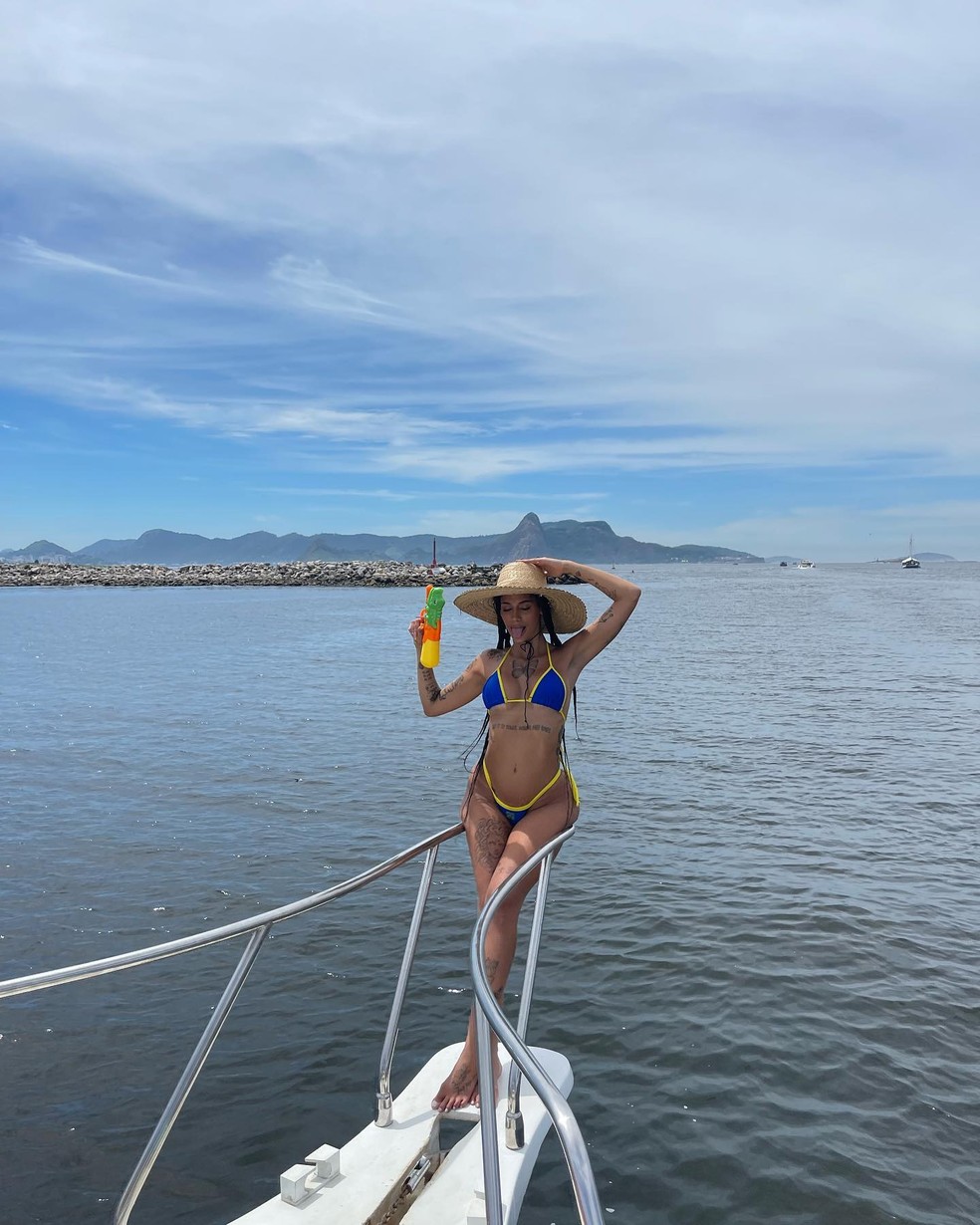 Azzy curte passeio de barco com amigas  Foto: Reproduo/Instagram