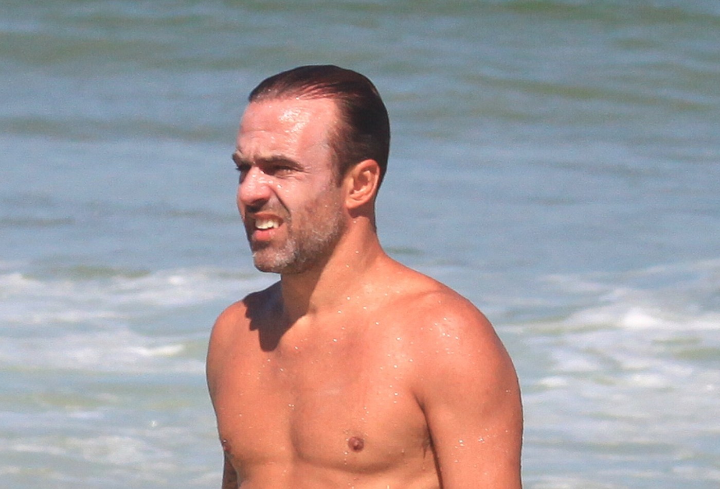 Roger Flores toma banho de mar para se refrescar do calor no Rio; fotos