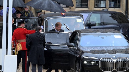 Esnobado na coroação, príncipe Harry vai direto para o aeroporto e não participa de festa do pai