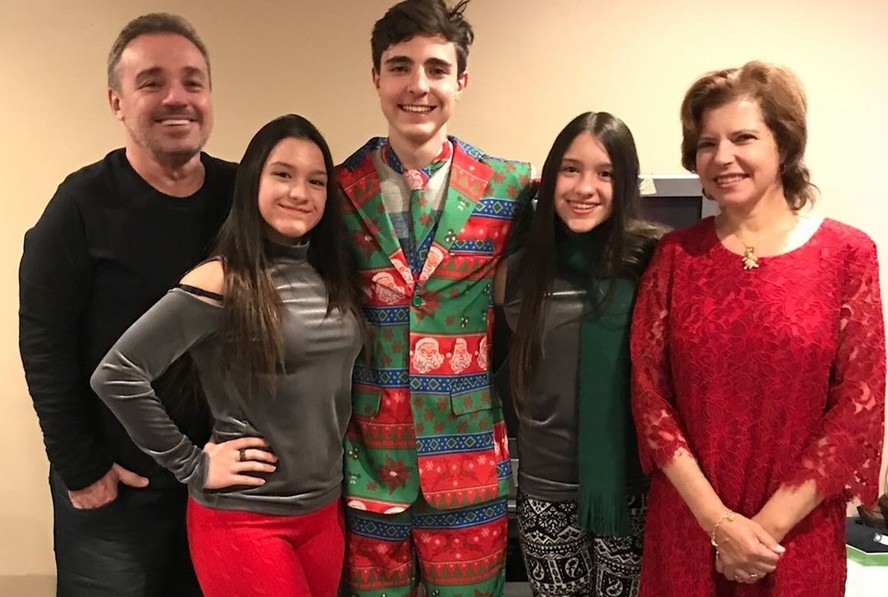 Gugu Liberato e Rose Miriam, entre os filhos João Augusto e as gêmeas Marina e Sofia