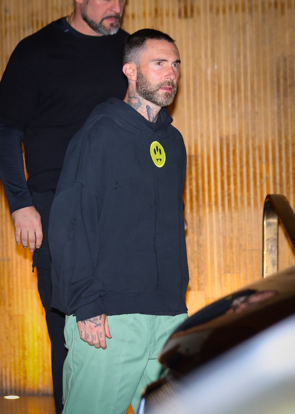 Adam Levine, do Maroon 5, deixa hotel em SP para passagem de som do ...