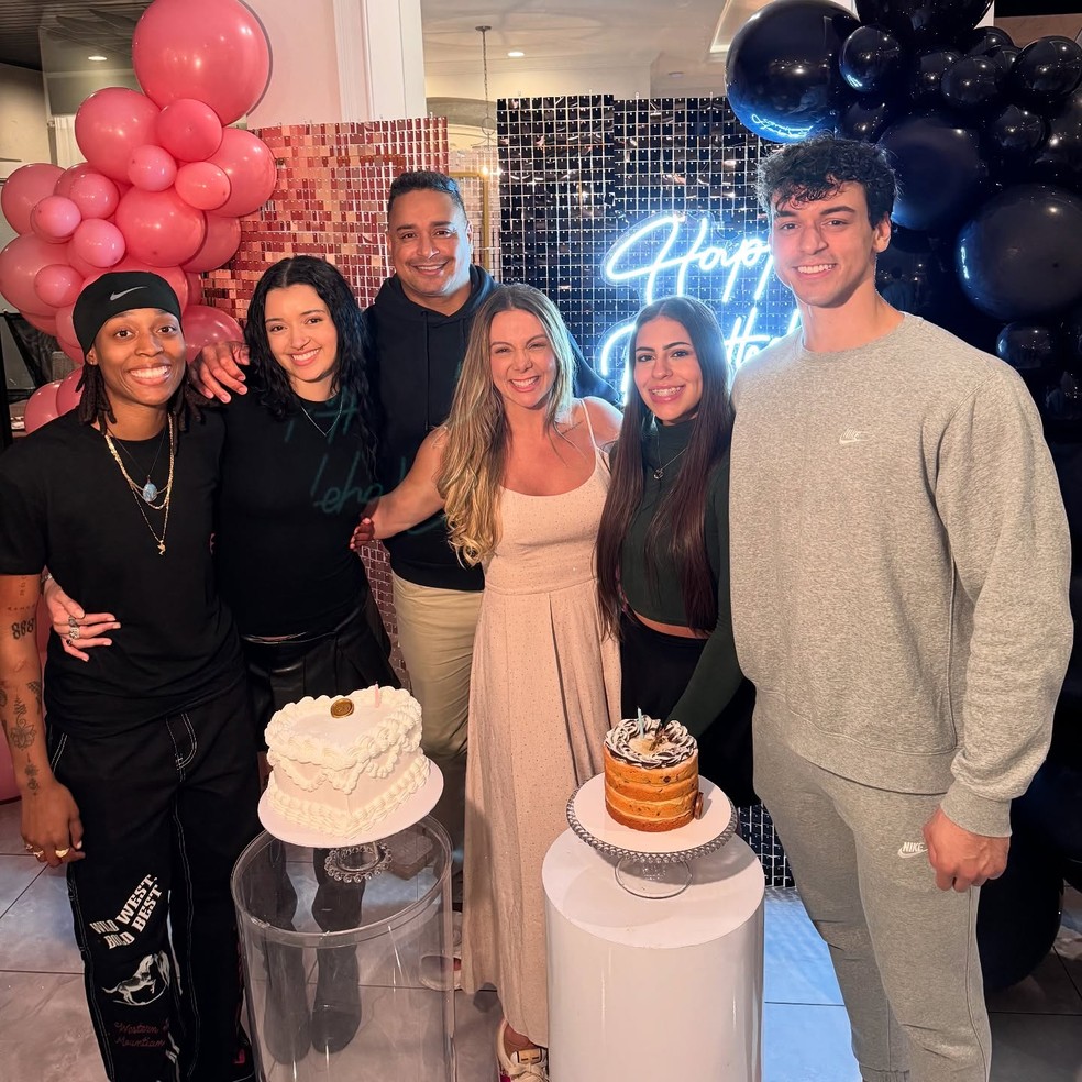 Carla Perez e Xanddy celebram os aniversários dos filhos, Camilly e Victor,  com as noras