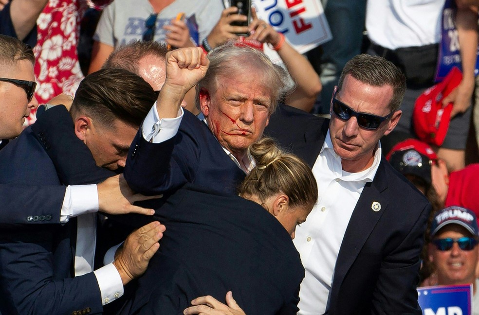 Donald Trump é retirado de comício por agentes do Serviço Secreto após ataque de franco-atirador — Foto: Getty