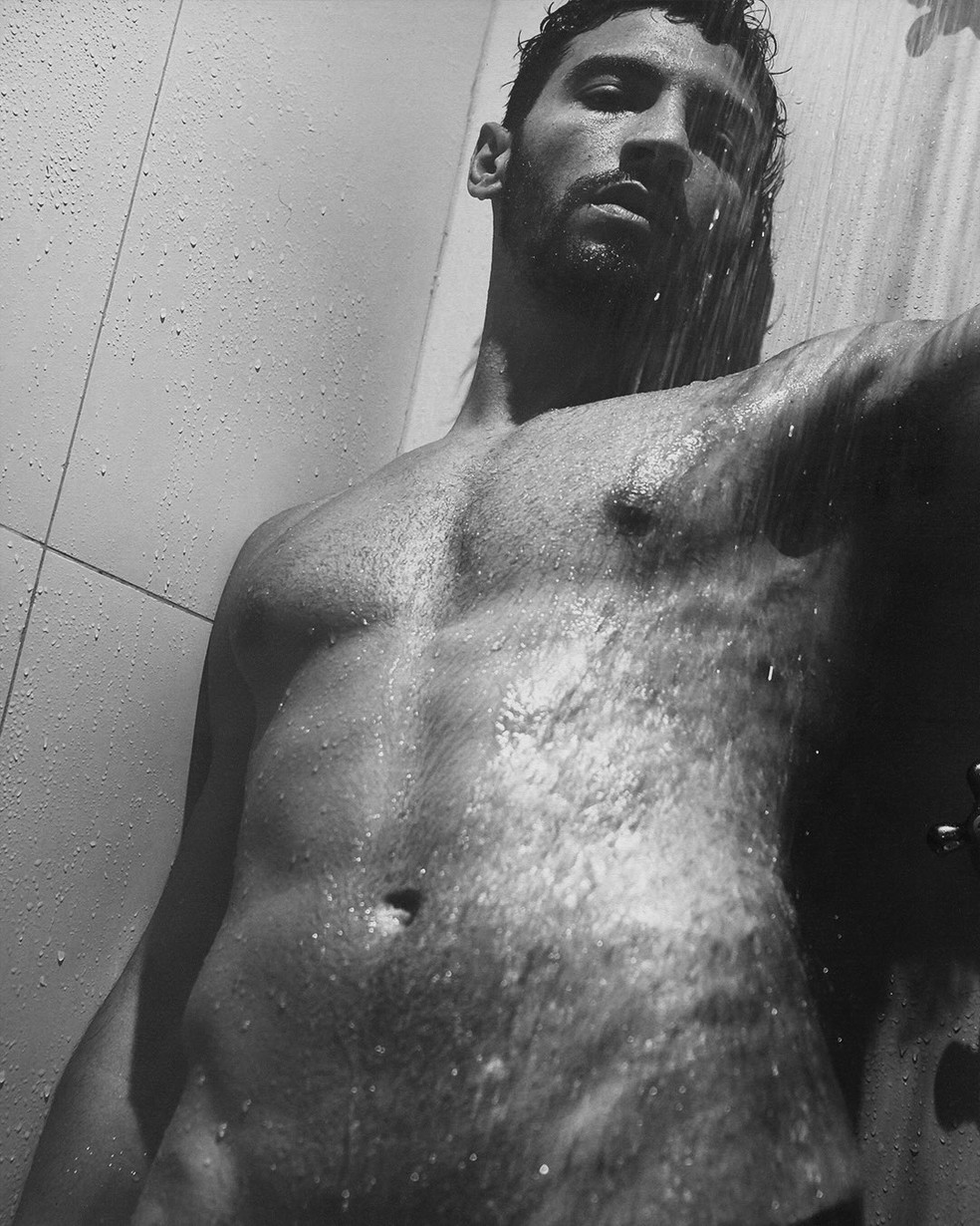 Henrique Barreira faz ensaio sensual no chuveiro e leva web à loucura — Foto: @m.tansi