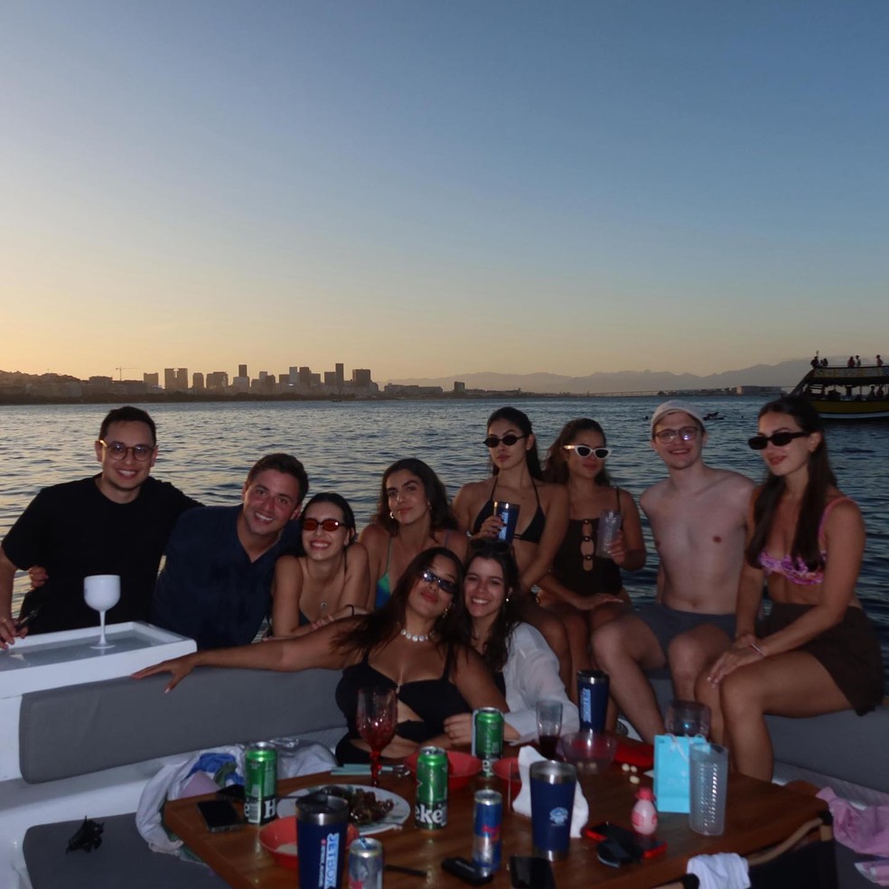 Maisa curte passeio de lancha com amigos — Foto: Reprodução/Instagram