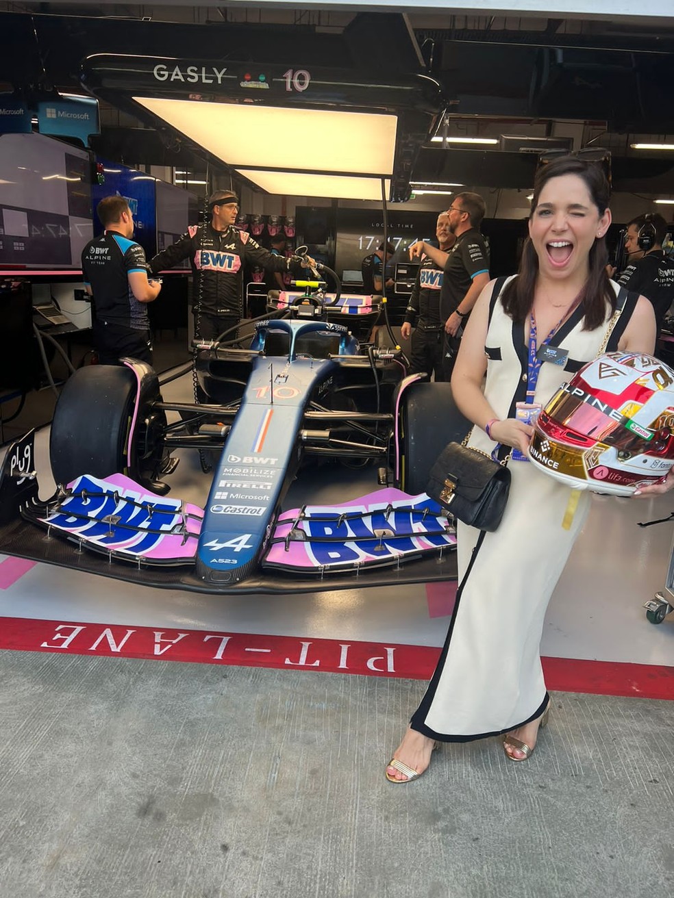 Sabrina Petraglia chega a Singapura para GP de Automobilismo — Foto: Divulgação