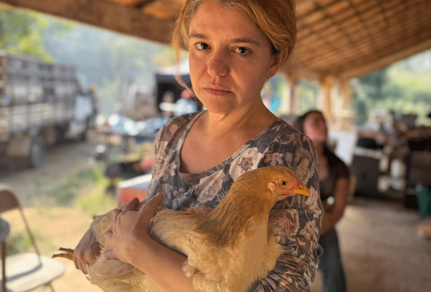 Erica Montanheiro conta como superou medo de galinha nos bastidores de filme sobre Elize Matsunaga