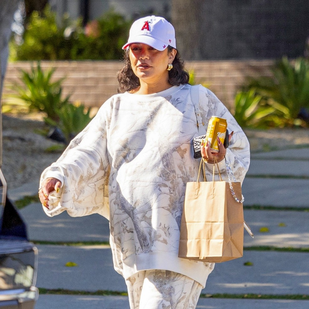 Grávida, Vanessa Hudgens é flagrada em passeio por Los Angeles — Foto: Backgrid/The Grosby Group