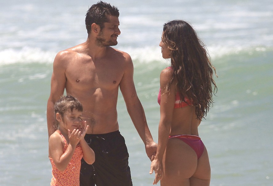 Bruno Gissoni e Yanna Lavigne levam aproveitam dia na praia com as filhas