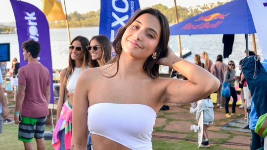 Vanessa Lopes aposta em barriga de fora e vestido com fenda para evento 