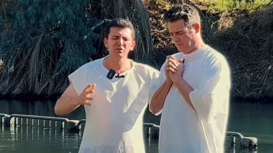 Tratando câncer, Celso Portiolli se batiza no rio Jordão: "Ano de momento muito difícil"