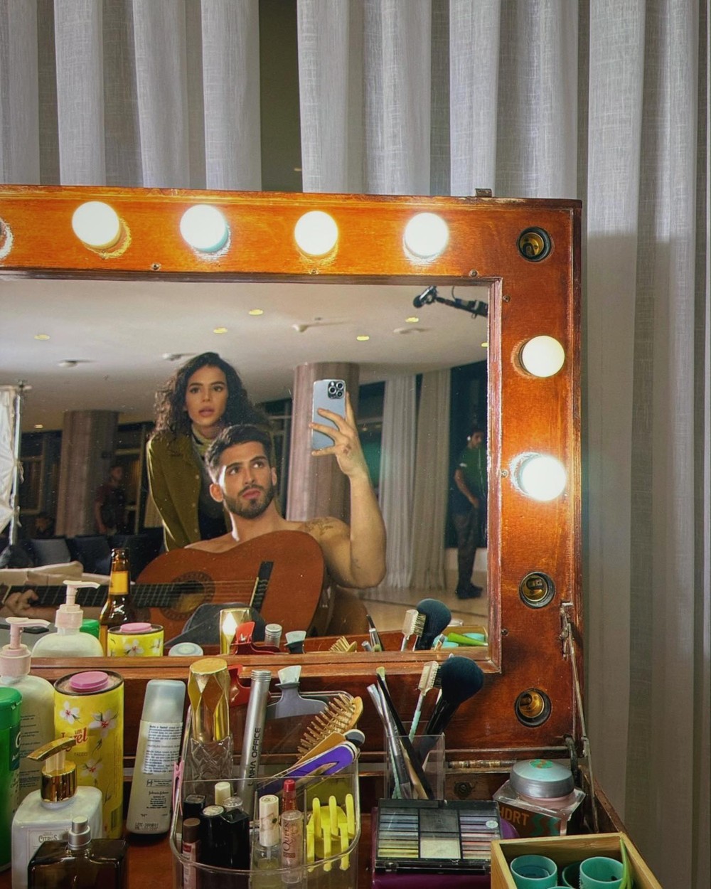Sem camiseta, João Guilherme posa com Bruna Marquezine após rumores de ...