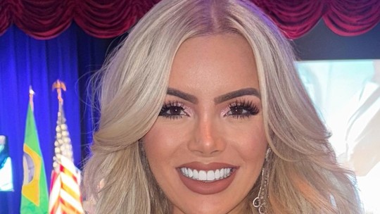 Thalita Zampirolli usa colar de R$ 1 milhão ao receber prêmio em NY