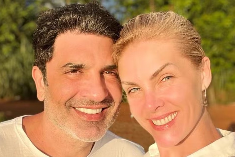 Ana Hickmann e Edu Guedes aparecem de mãos dadas em selfie