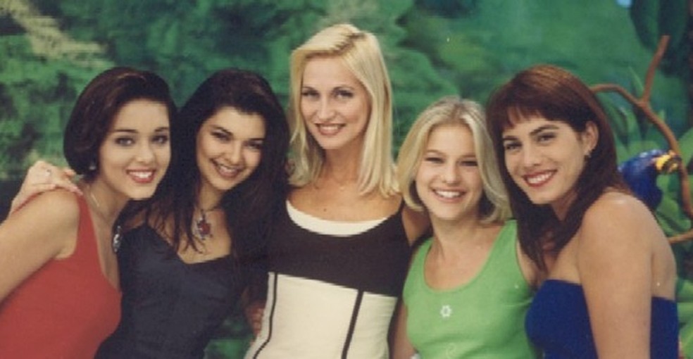 Tânia Mara, Amanda Françoco, Adriana Colin, Jackeline Petkovic e Débora Rodrigues foram apresentadoras do 'Fantasia' em 1998 — Foto: SBT