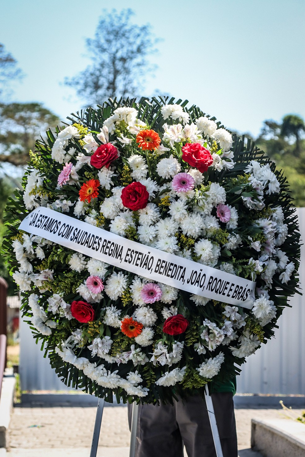 Coroa de flores enviada por Regina Casé e família ao velório de Rico Tavares — Foto: AgNews