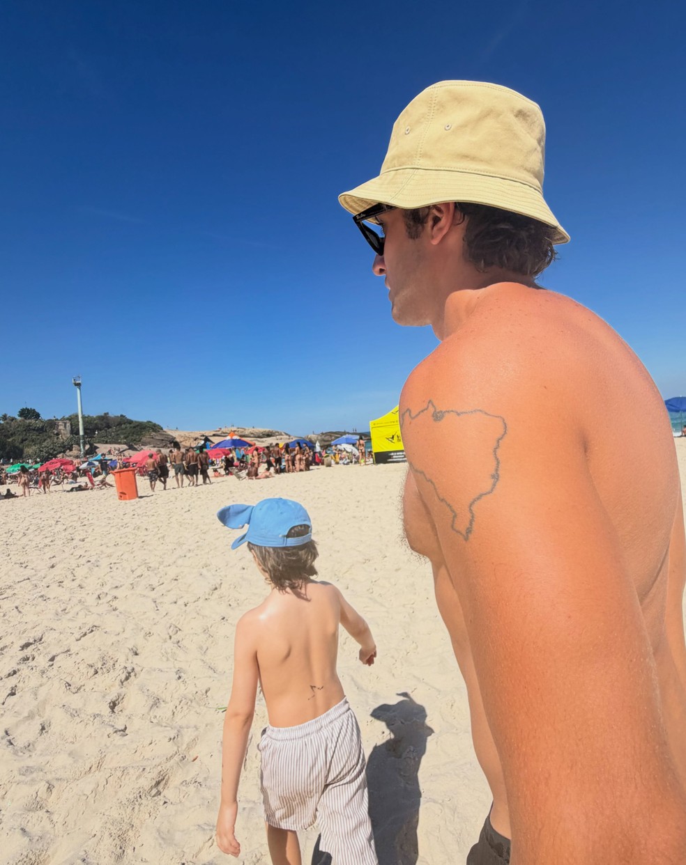 Chay Suede com Uri, filho de Letícia Colin e Michel Melamed, na praia — Foto: Reprodução/Instagram