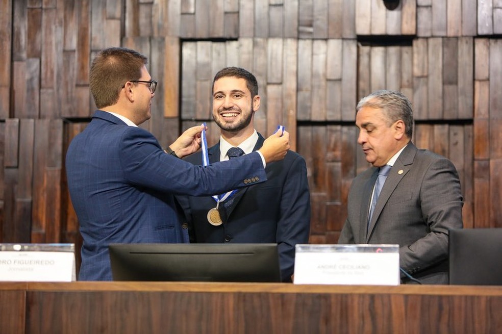 Pedro Figueiredo recebe medalha de Erick Rianelli — Foto: Rafael Wallace/Instagram