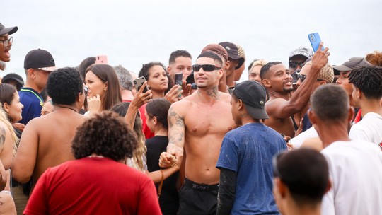 Filipe Ret é cercado por fãs e causa tumulto em praia no Rio; fotos