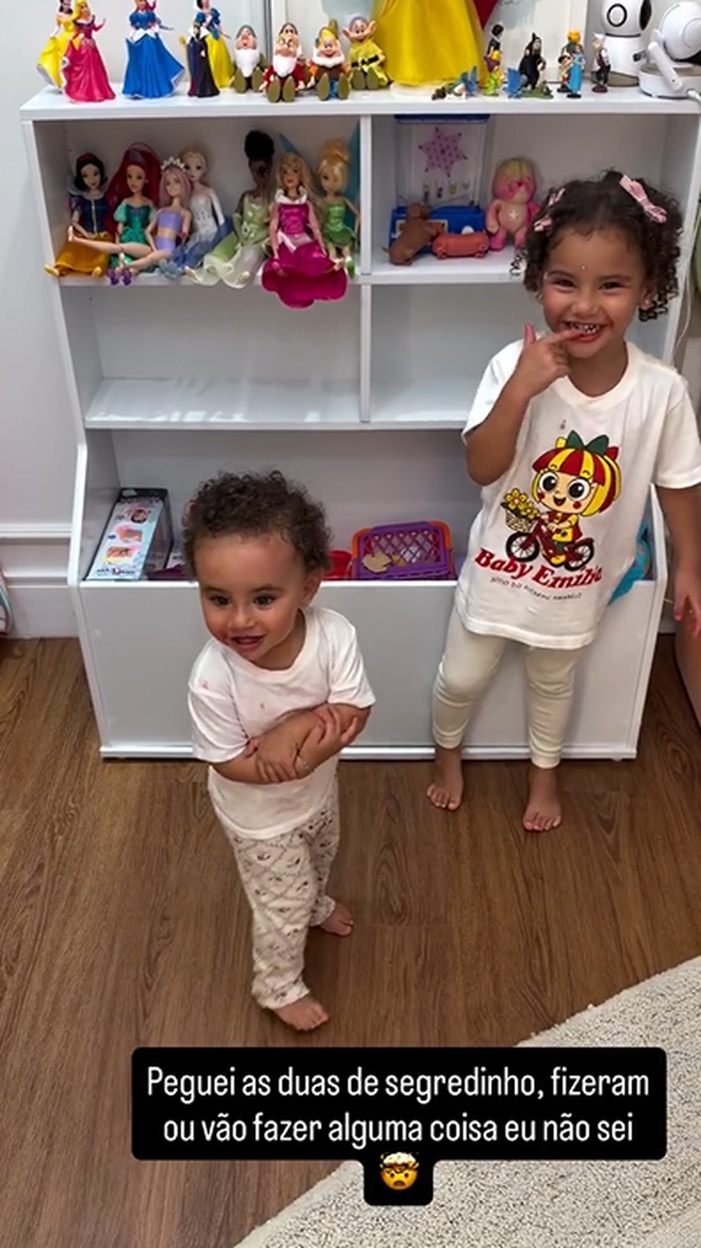 Neymar flagrou as filhas, Mavie e Mel, de segredinho — Foto: Reprodução/Instagram