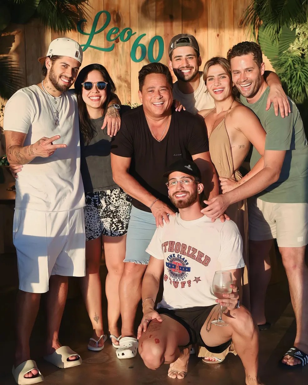 Leonardo com os seis filhos — Foto: Reprodução/Instagram
