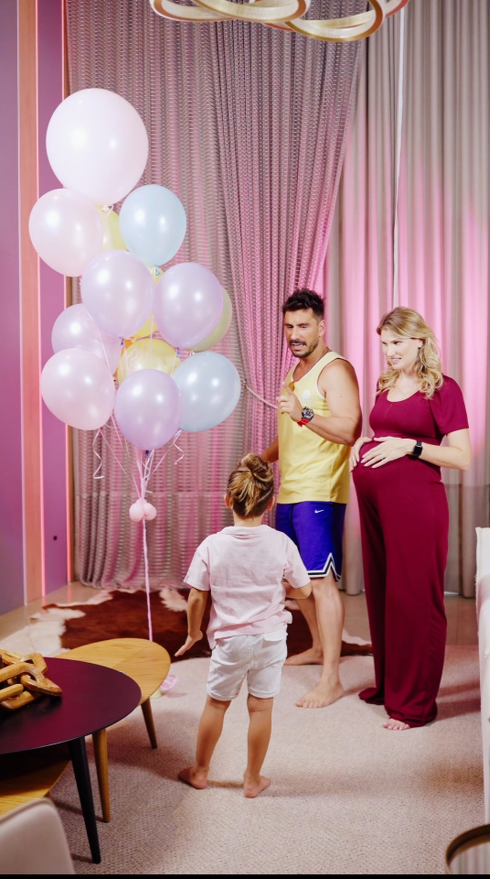 Julio Rocha e Karoline Kleine escolhem nome da filha com sorteio em balão — Foto: Reprodução / Youtube