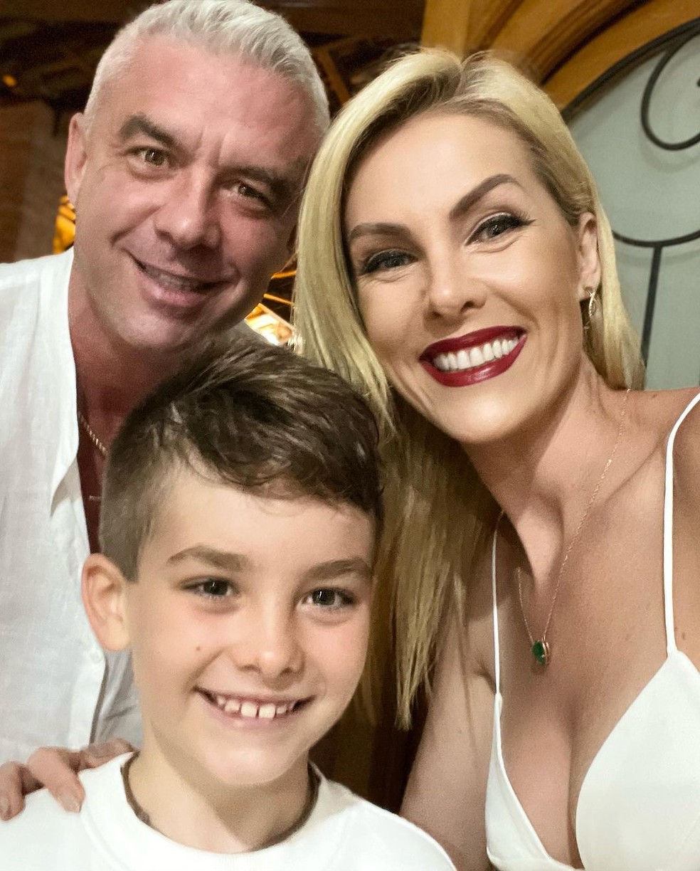 Ana Hickmann e Alexandre Correa com o filho — Foto: Reprodução/Instagram