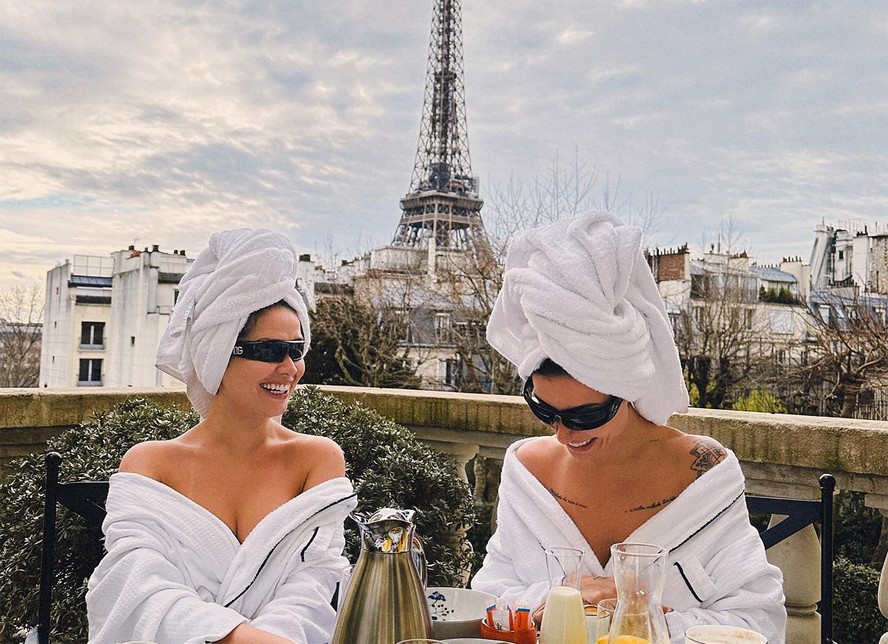 Juliette e Bianca Andrade se divertem de roupão em Paris