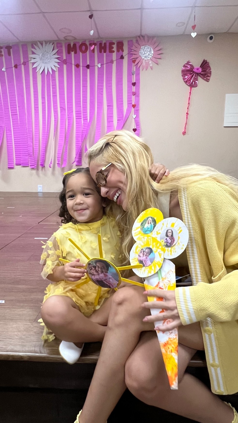 Karoline Lima assiste à primeira apresentação na escola da filha — Foto: Reprodução | Instagram