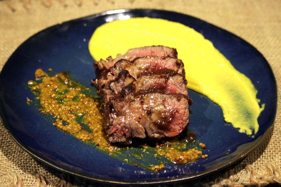 O ancho com alligot de mandioquinha, mostarda e jus de carne do Lapa Lapa — Foto: Divulgação