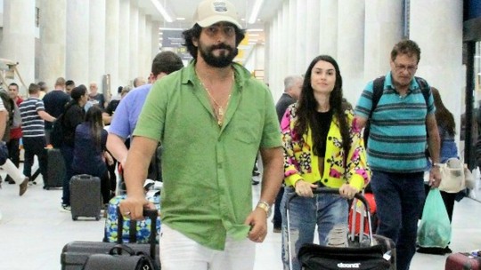 Thaila Ayala e Renato Góes desembarcam com caçula no Rio