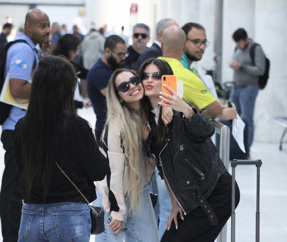 Vitória Strada atende fãs em aeroporto — Foto: Adão / AgNews