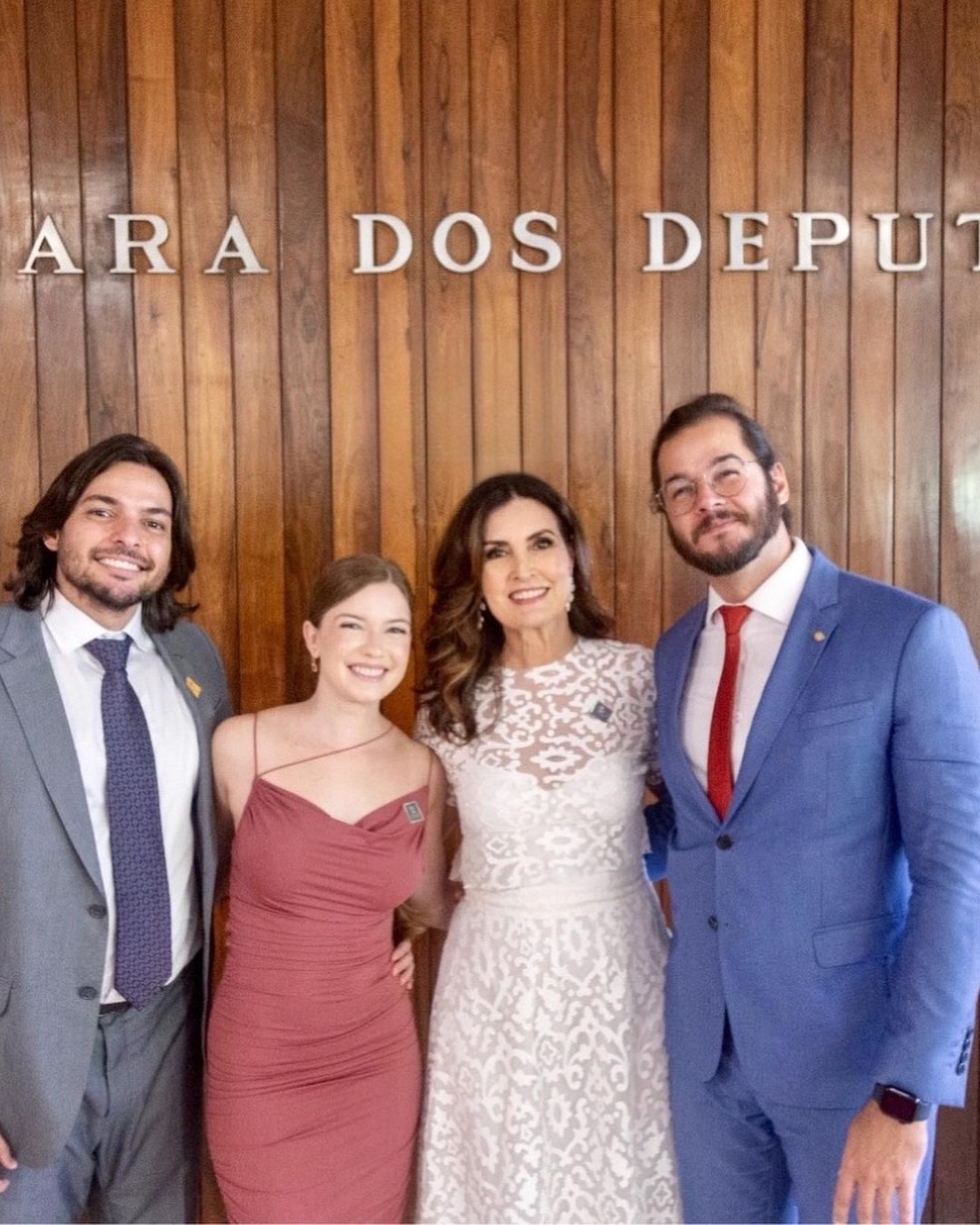 Fátima Bernardes e Túlio Gadêlha com amigos na Câmara dos Deputados em Brasília — Foto: Reprodução Instagram