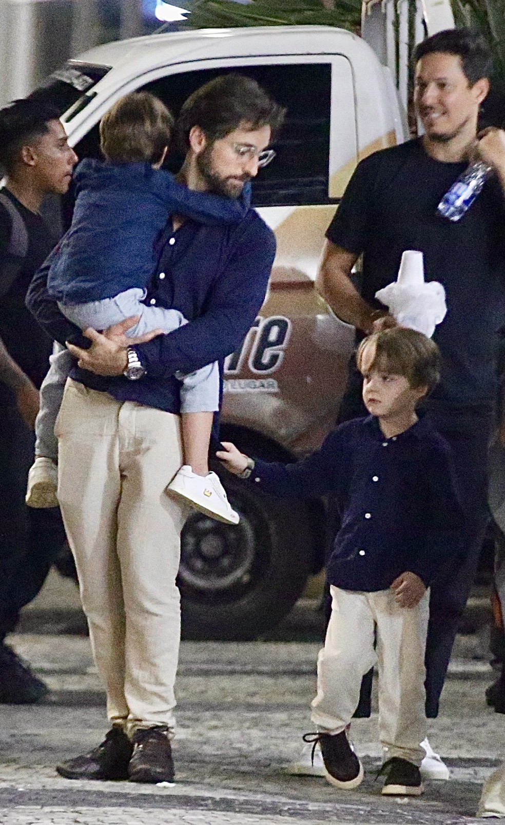 Thales Bretas curte passeio com Gael e Romeu, seus filhos com Paulo Gustavo