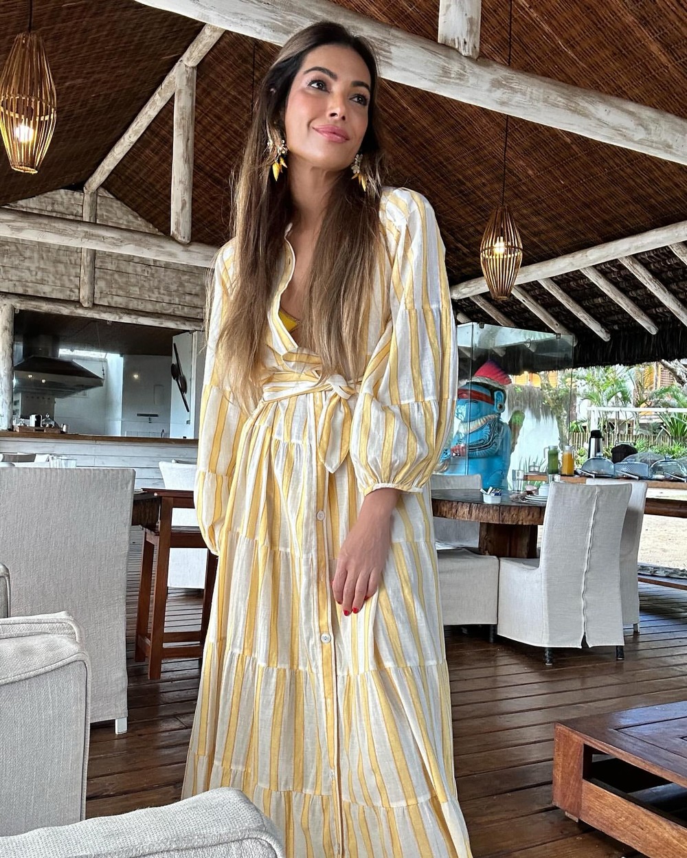 Patrícia Poeta aproveita dia de folga para curtir praia com bolsa de