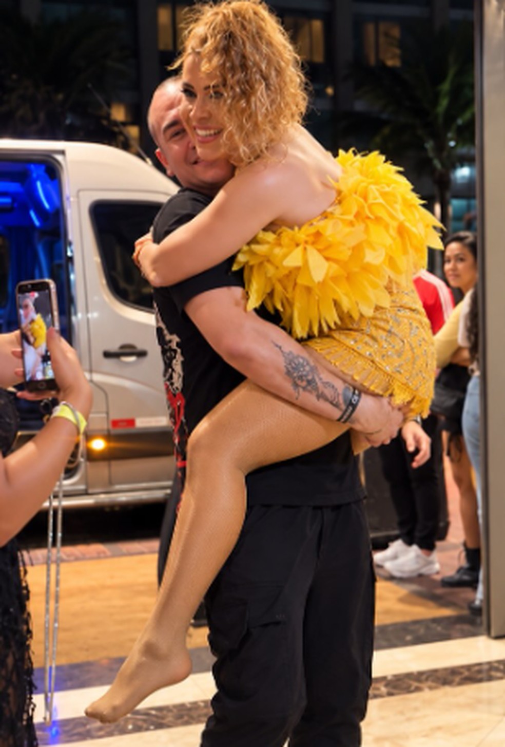 Joelma sendo carregada no colo por maquiador Fernando Tofaneli — Foto: Reprodução/Instagram