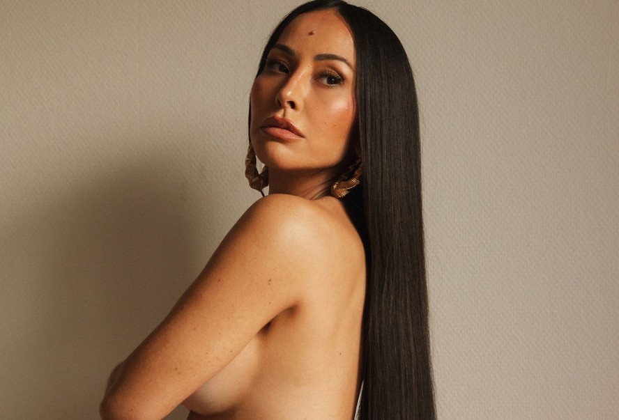 Sabrina Sato surge linda em ensaio onde ressalta a gravidez