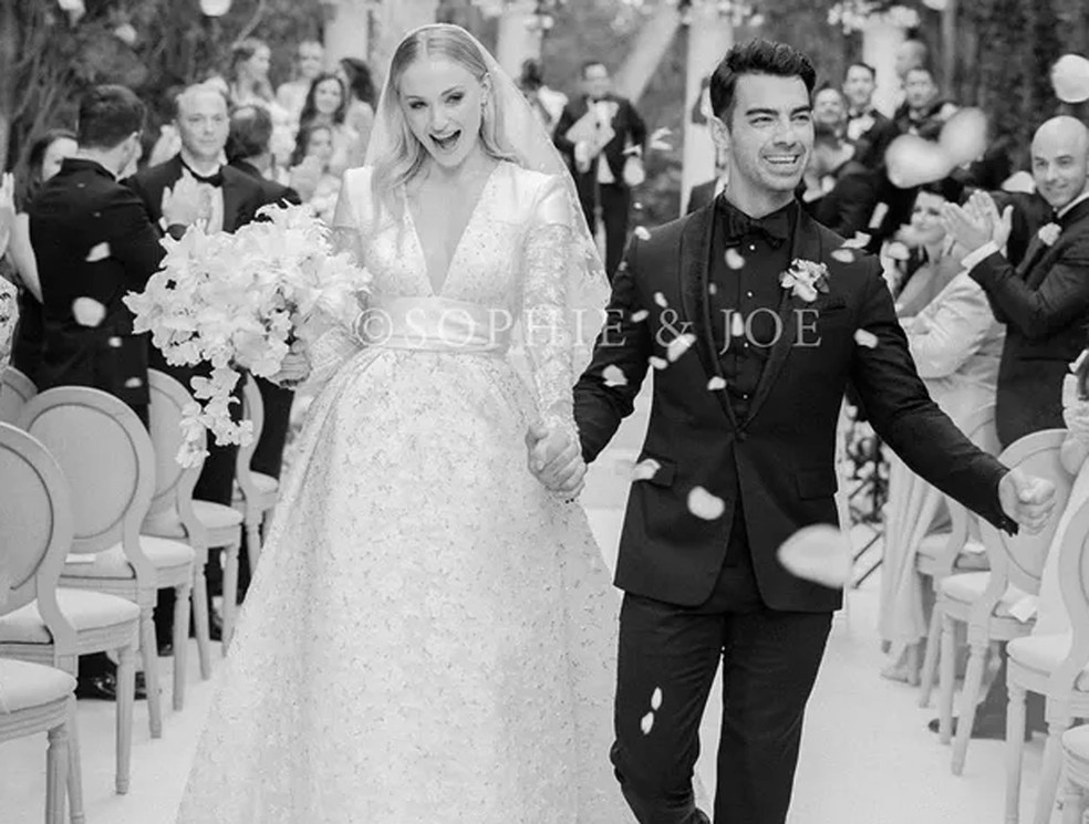 Sophie Turner e Joe Jonas se casaram em castelo na França em 2019 — Foto: Divulgação / Corbin Gurkin