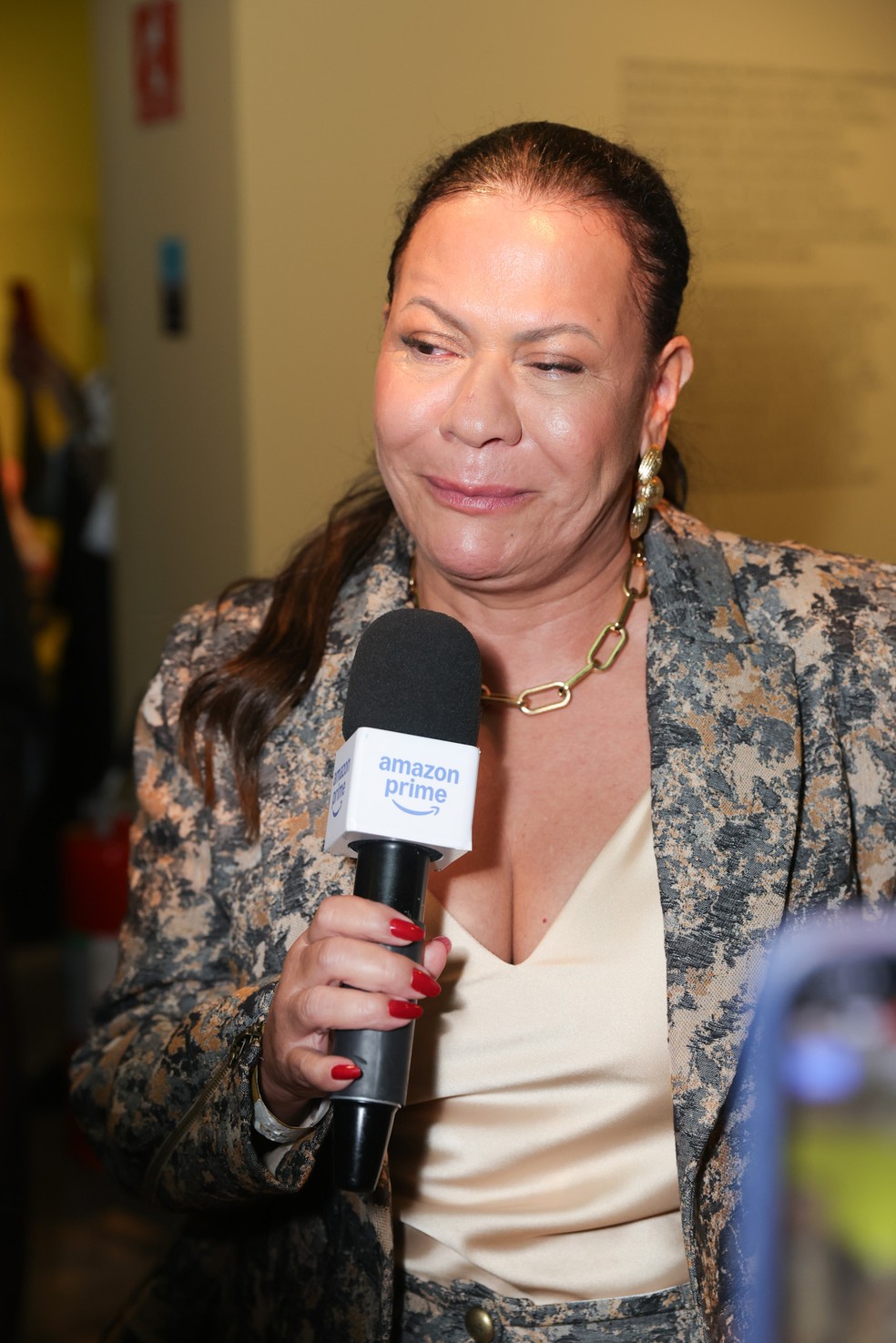 Mãe de Marília Mendonça chora ao entrar pela 1ª vez na exposição sobre a vida da filha — Foto: Lucas Ramos/ Brazil News