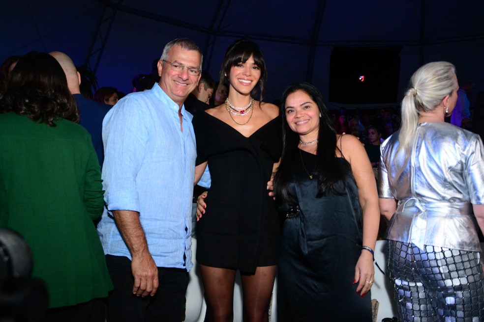 Bruna Marquezine e os pais, Telmo e Neide — Foto: Webert Belicio/AgNews