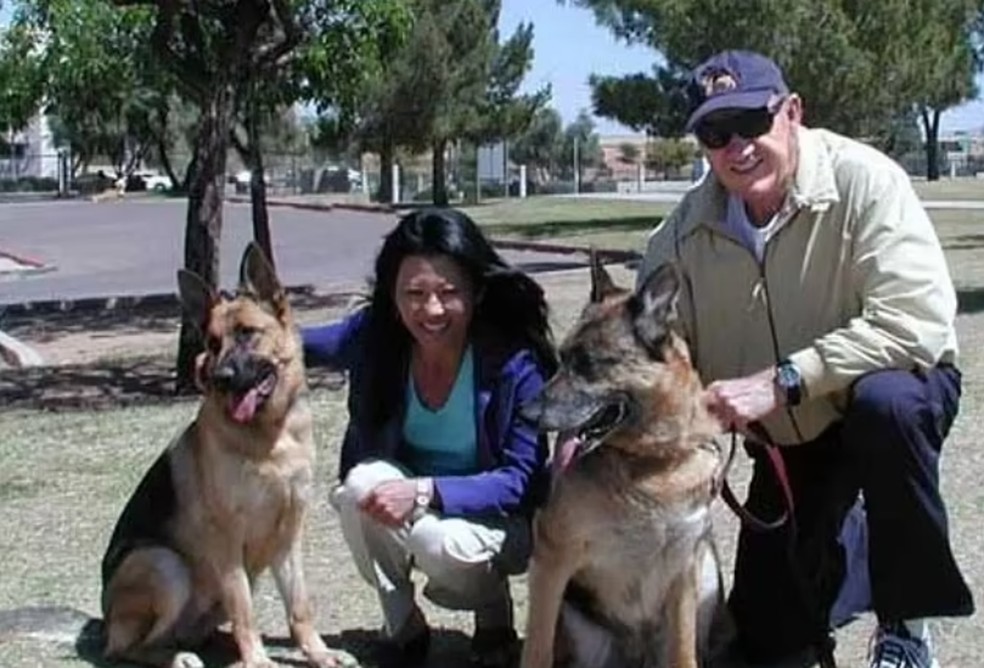 Betsy Arakawa e Gene Hackman com dois de seus cachorros — Foto: Reprodução