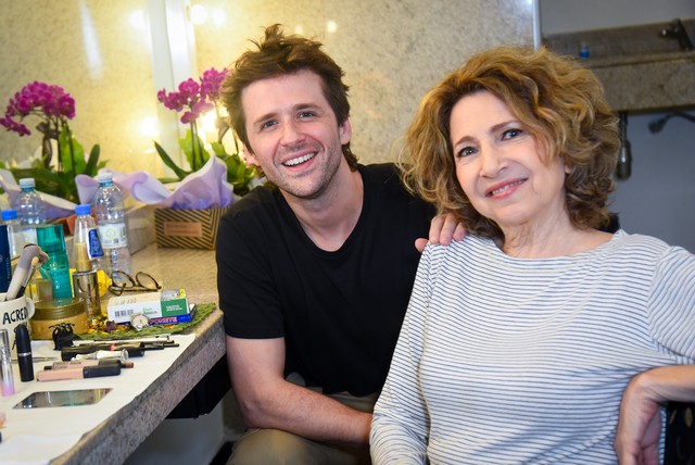 Grávida, Larissa Gloor troca beijos com Gil Coelho em estreia teatral