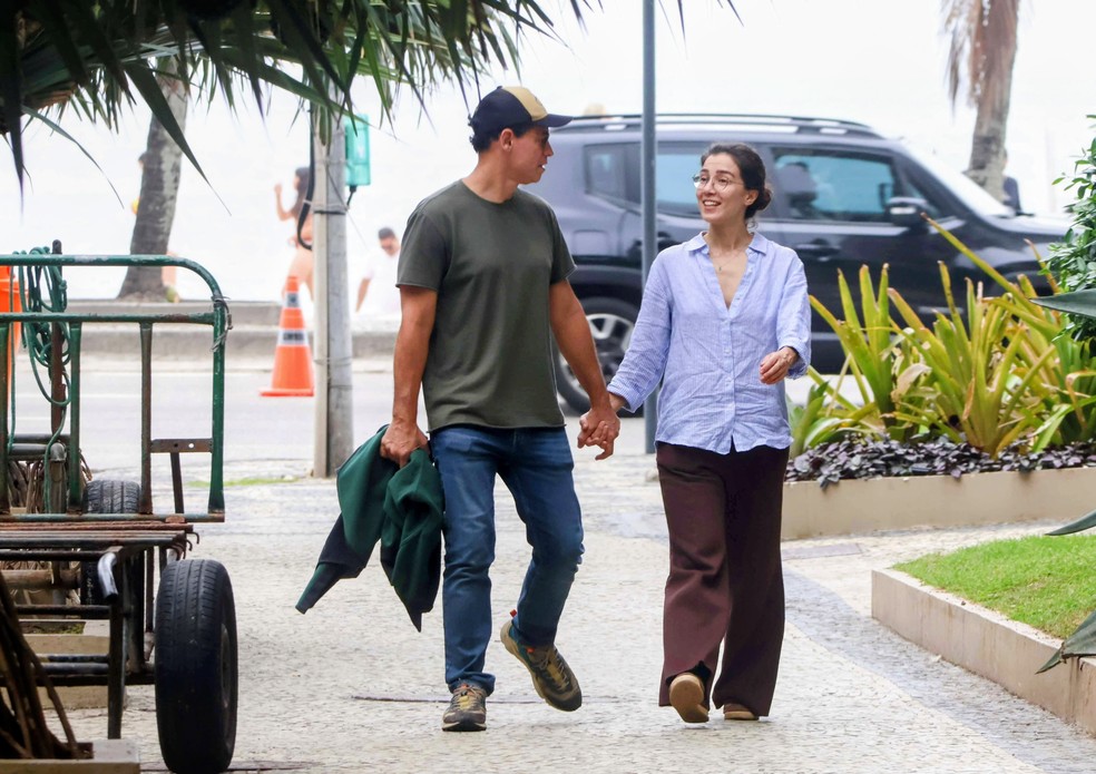 Marjorie Estiano passeia com o namorado, Márcio Maranhão, no Rio — Foto: Daniel Delmiro/AgNews