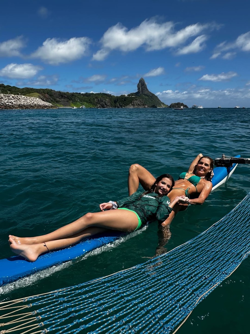 Deborah Secco abre álbum em Noronha passeio de barco com a filha — Foto: Reprodução/Instagram