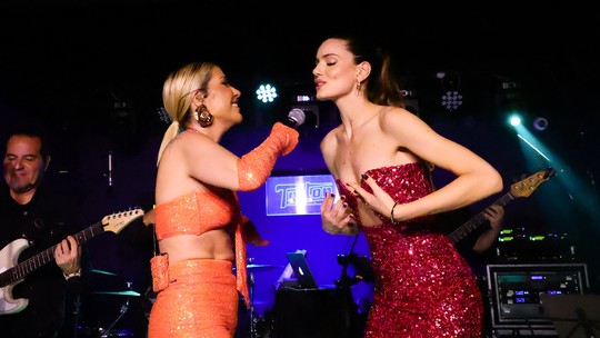 Com look brilhante, Camila Queiroz solta a voz e canta com Luiza Possi em show